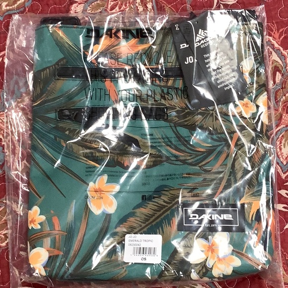 NWT- Dakine ‘Jo Jo’ Adjustable Strap Crossbody Bag - Picture 3 of 4